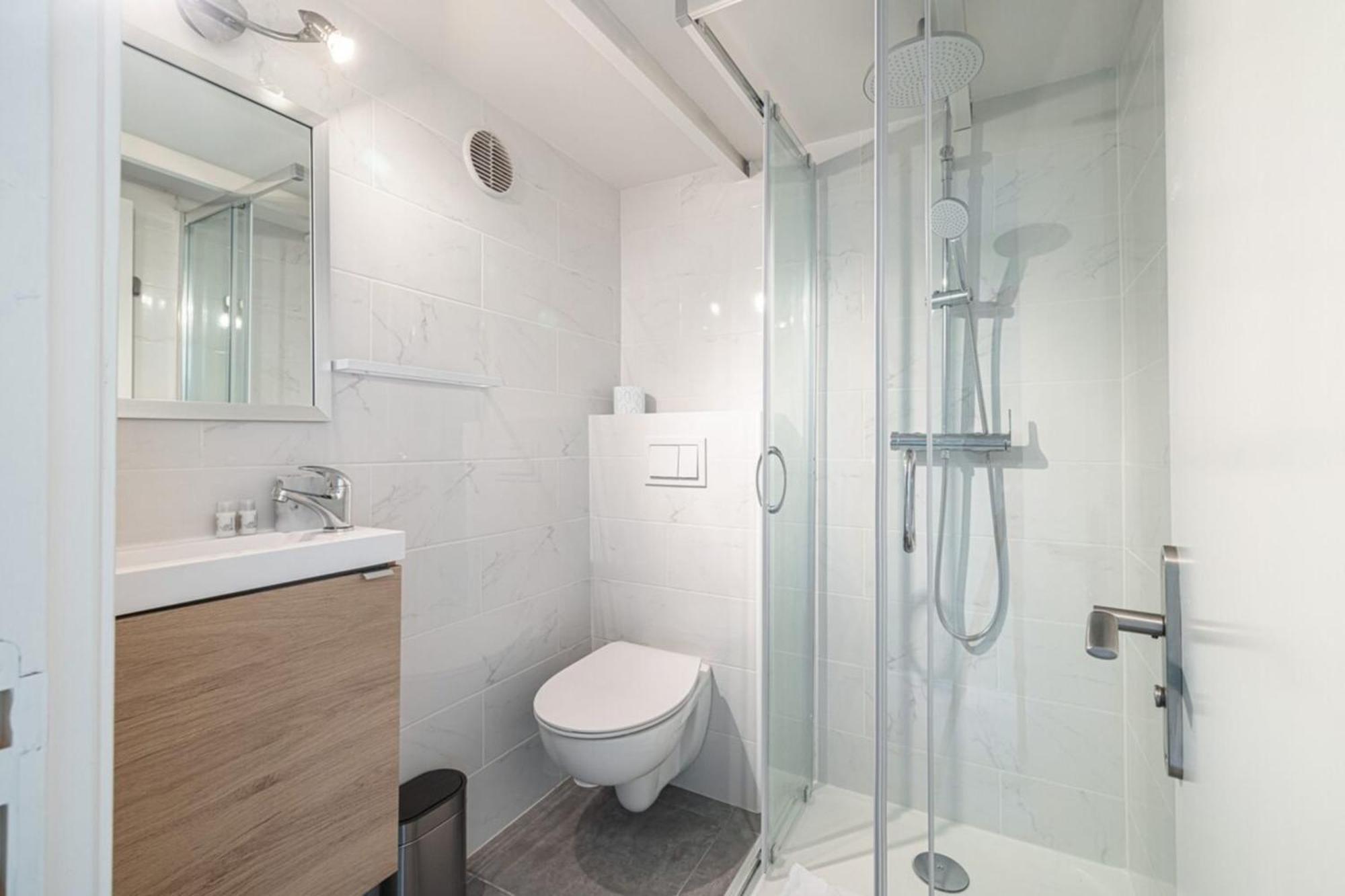 Siagre 35 - Near Main Avenue With Ac Nice
